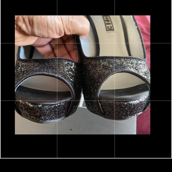 VERA WANG SHOES.. VERY PRETTY - Picture 3 of 7